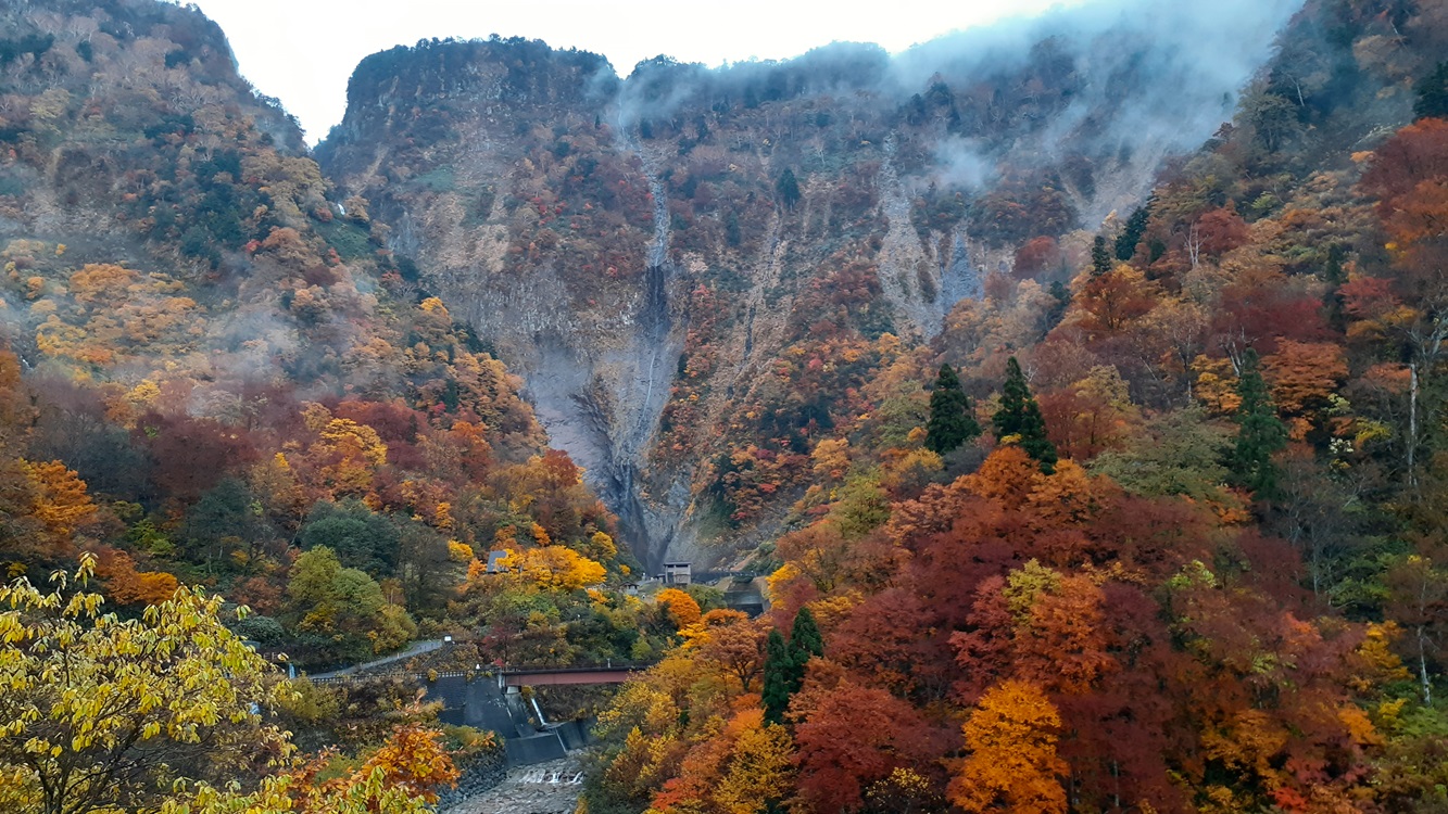 立山町　称名滝　国立公園　滝　日本一の落差350m